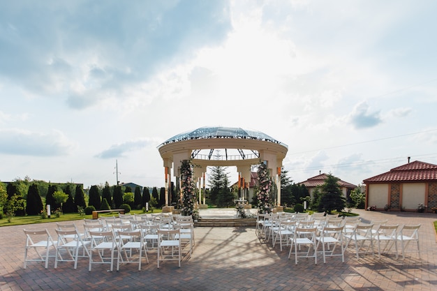 view-guest-seats-ceremonial-weddding-archway-sunny-say_8353-11513